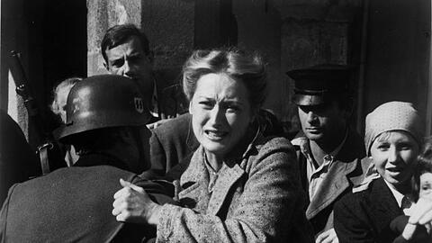 Inga Helms-Weiss (Meryl Streep) muss hilflos mitansehen, wie ihr Mann abgeholt und in ein Konzentrationslager gebracht wird - Szene aus Folge 3 der TV-Serie "Holocaust - Die Geschichte der Familie Weiss".