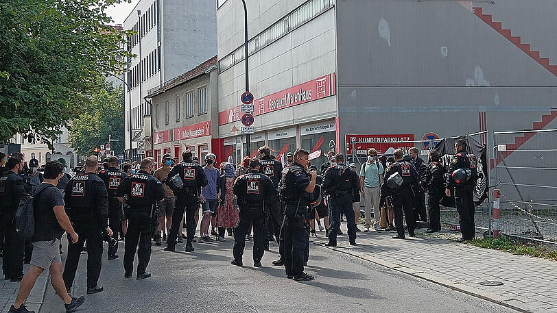 IAA-Gegner vor dem leerstehenden Gebäude in der Bavariastraße.