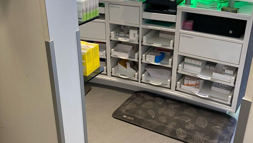 Ein Abholer in einer M&uuml;nchner Apotheke, von einer &Uuml;berwachungskamera festgehalten.