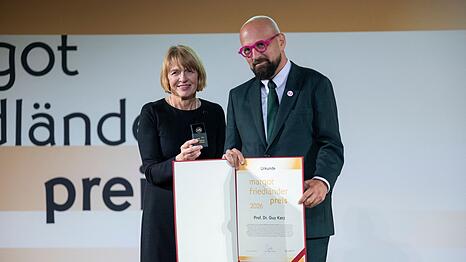 Juryvorsitzende Elke B&uuml;denbender &uuml;berreicht den Margot Friedl&auml;nder Preis 2026 an den M&uuml;nchner Hochschullehrer Guy Katz.