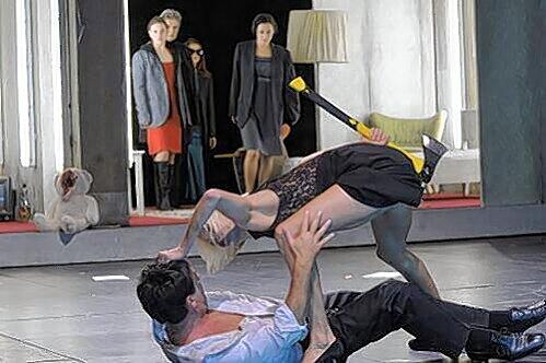Ein Beil für den Ehemann: Isabella Szendzielorz (Klytämnestra), Michael Hochstrasser (Agamemnon), im Hintergrund Rache-Frauen.