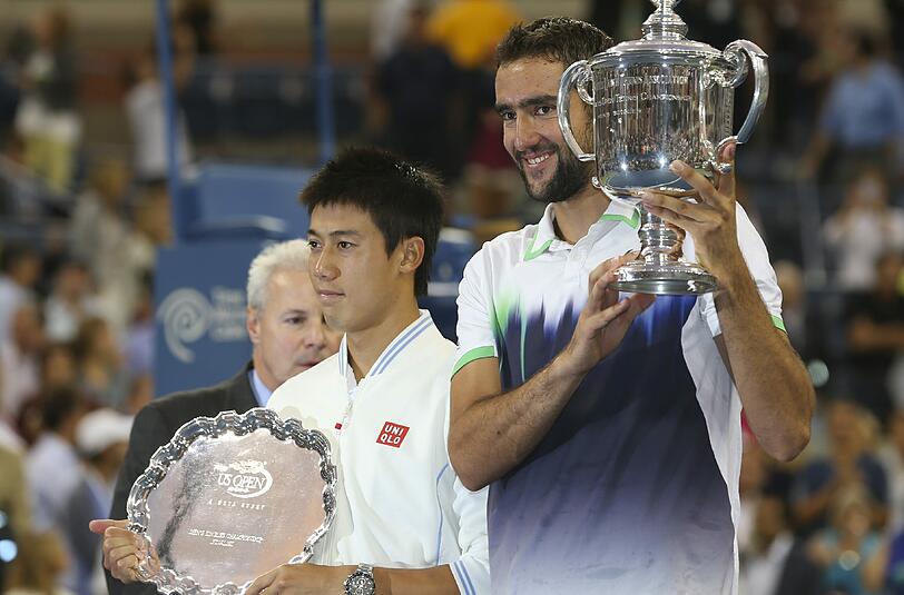 Marin Cilic streckt nach seinem Sieg über Kei Nishikori den Pokal in die Höhe.