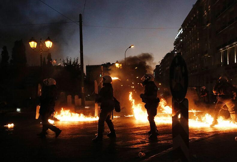 Am Mittwochabend kam es vor dem Parlament in Athen zu Ausschreitungen.