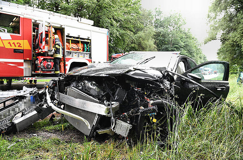 Trümmerfeld auf der Straße: Bilder vom Verkehrsunfall auf der B306 bei Siegsdorf.
