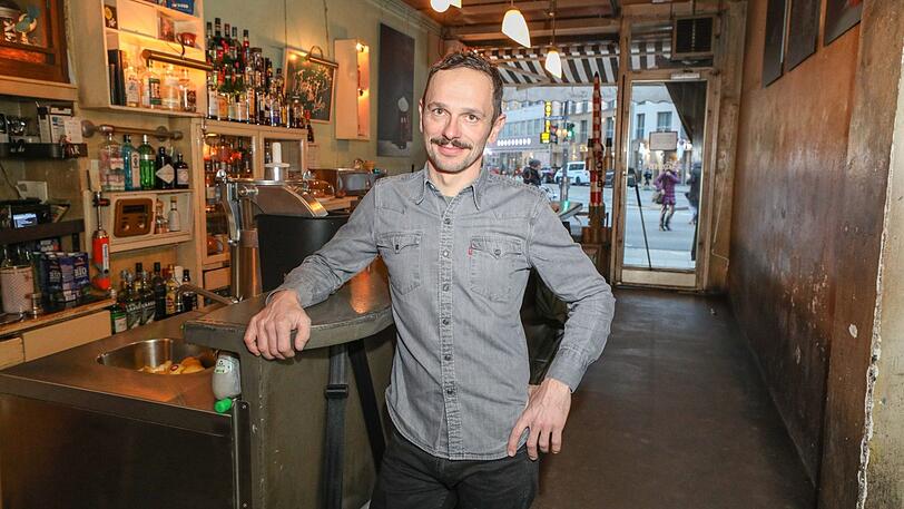Florian Schönhofer in seinem Café Kosmos im Bahnhofsviertel. Rund um Gärtnerplatz und Glockenbach würde er nichts mehr eröffnen.