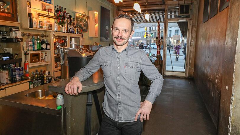 Florian Schönhofer in seinem Café Kosmos im Bahnhofsviertel. Rund um Gärtnerplatz und Glockenbach würde er nichts mehr eröffnen. Florian Schönhofer in seinem Café Kosmos im Bahnhofsviertel. Rund um Gärtnerplatz und Glockenbach würde er nichts mehr eröffnen.