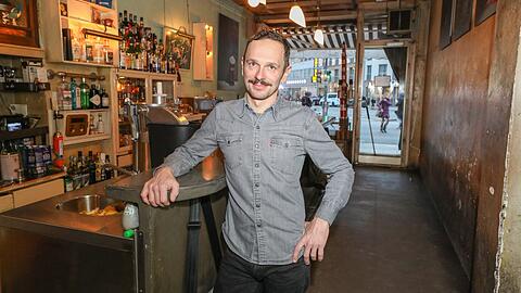 Florian Schönhofer in seinem Café Kosmos im Bahnhofsviertel. Rund um Gärtnerplatz und Glockenbach würde er nichts mehr eröffnen.