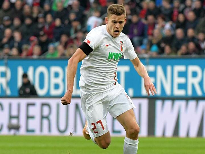 Augsburgs Alfred Finnbogason spielt den Ball. Foto: Stefan Puchner/dpa