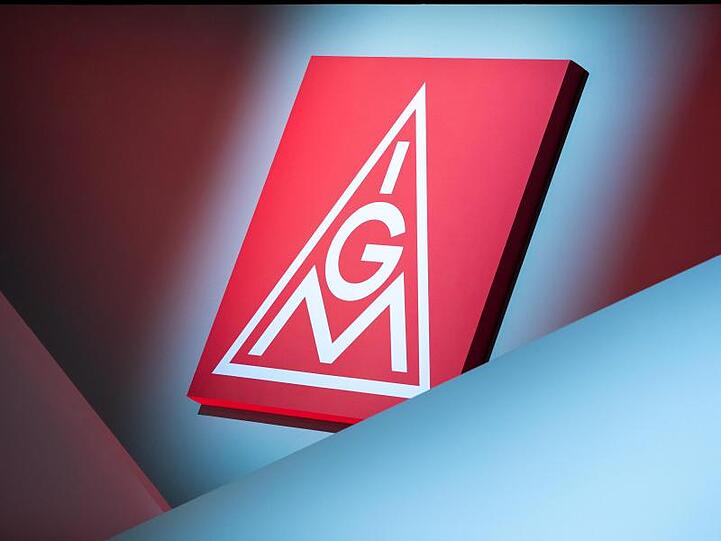 Das Logo der IG Metall ist zu sehen. Foto: Daniel Karmann/dpa/Symbolbild