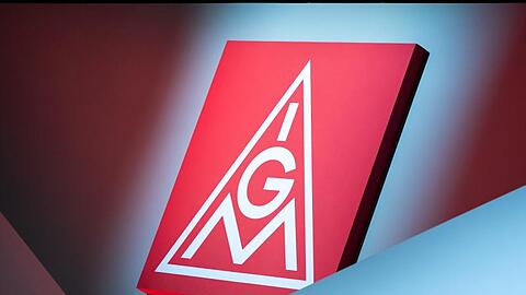 Das Logo der IG Metall ist zu sehen. Foto: Daniel Karmann/dpa/Symbolbild