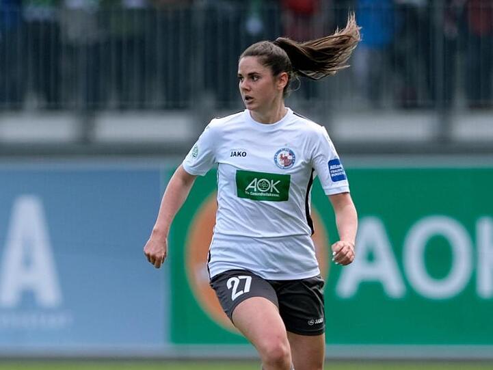 Potsdams Sarah Zadrazil ist am Ball. Foto: Peter Steffen/dpa/Archivbild