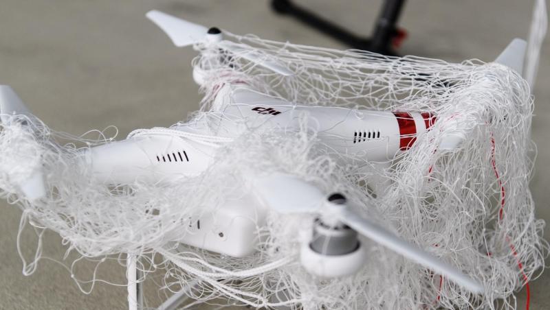 Eine von einer Jagddrohne mit einem Netz gefangene Drohne. Foto: Matthias Balk/dpa/Archivbild Eine von einer Jagddrohne mit einem Netz gefangene Drohne. Foto: Matthias Balk/dpa/Archivbild