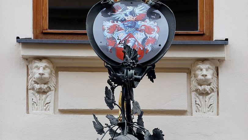 Was für ein prächtiges Nasenschild: Es hängt am Weinhaus Neuner in der Herzogspitalstraße. Was für ein prächtiges Nasenschild: Es hängt am Weinhaus Neuner in der Herzogspitalstraße.