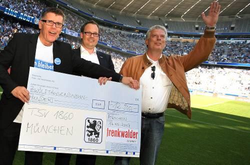 Manfred Stoffers (1869-Geschäftsführer), Christian Höfling (Marketingleiter bei Trenkwalder) und der Gewinner der Auktion, Alexander Linster (Beisitzer im Vorstand beim SV Aschau am Inn) bei der Scheckübergabe.