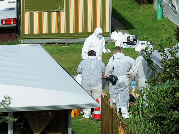 Polizeibeamte der Spurensicherung auf dem Campingplatz, auf dem das Verbrechen geschah