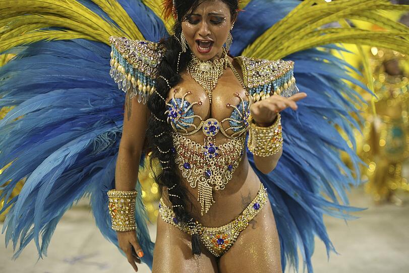 Nackte Haut, Samba und bunte Farben: Promis amüsieren sich in Rio. Mit dabei: Pamela Anderson, Gisele Bündchen, Fußball-Star Ronaldinho und Schauspieler Jude Law