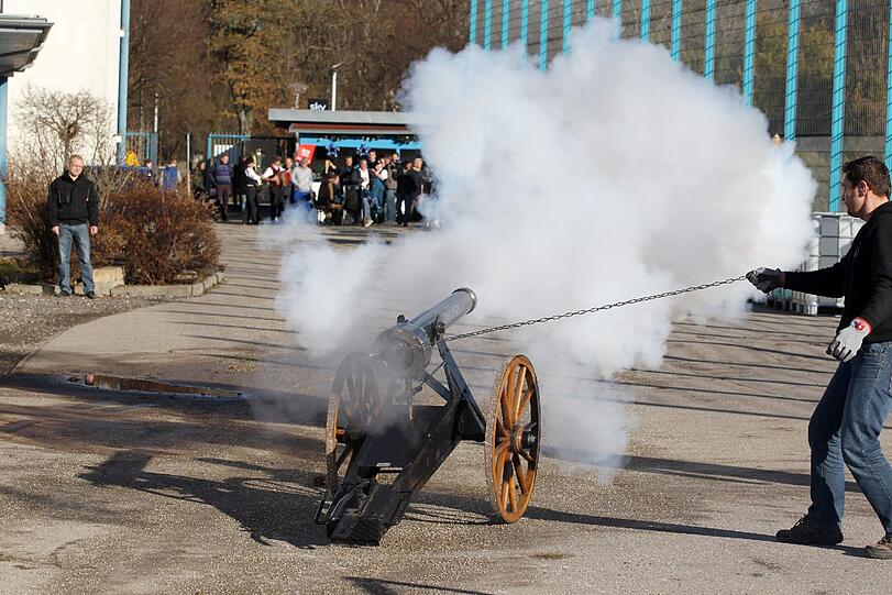 Friedhelm Funkel wird 60: An der Grünwalder Straße feiern die Löwen ihren Trainer mit Blaskapelle, Böller-Schüssen und einer Torte. Die Bilder.