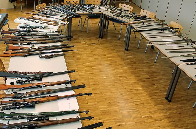 In Vilshofen hat sich ein Sportschütze ein privates Waffenlager mit über 30 Gewehren und Pistolen angelegt.