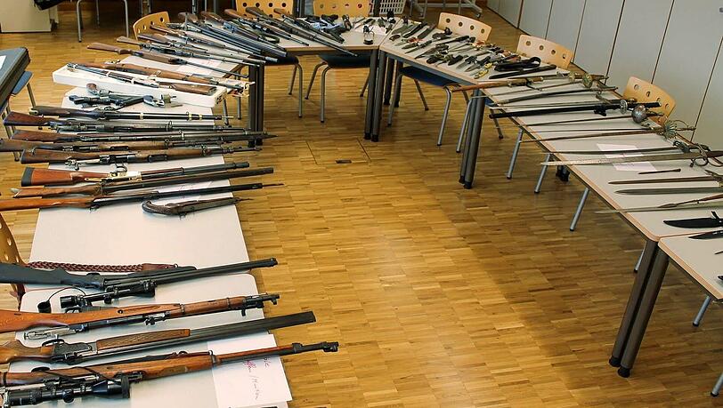 In Vilshofen hat sich ein Sportschütze ein privates Waffenlager mit über 30 Gewehren und Pistolen angelegt. In Vilshofen hat sich ein Sportschütze ein privates Waffenlager mit über 30 Gewehren und Pistolen angelegt.