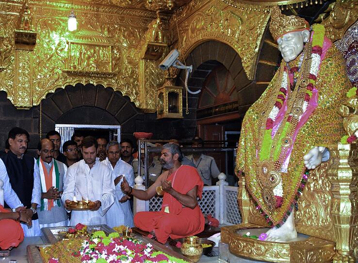 Der Vizepräsident der Congress-Party und Premierminister-Kandidat Rahul Gandhi trägt Kerzen der Huldigung in den Sai Baba Temple in Shirdi.