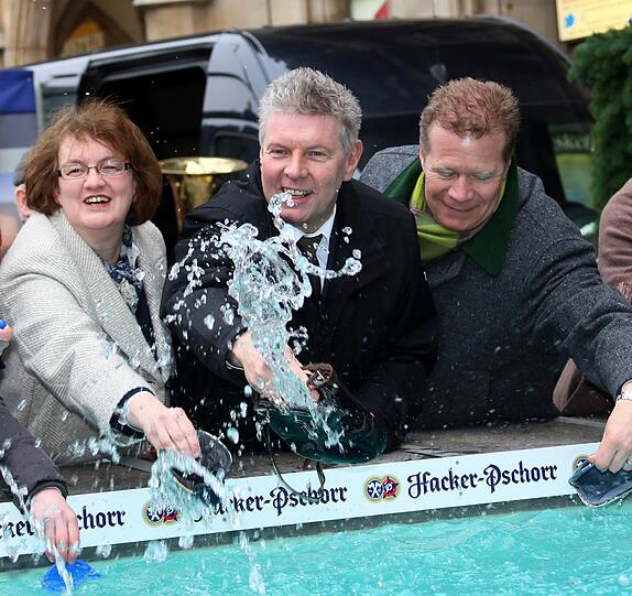 Dieter Reiter lässt's beim Geldbeutel-Waschen krachen: Die spritzigen Bilder...