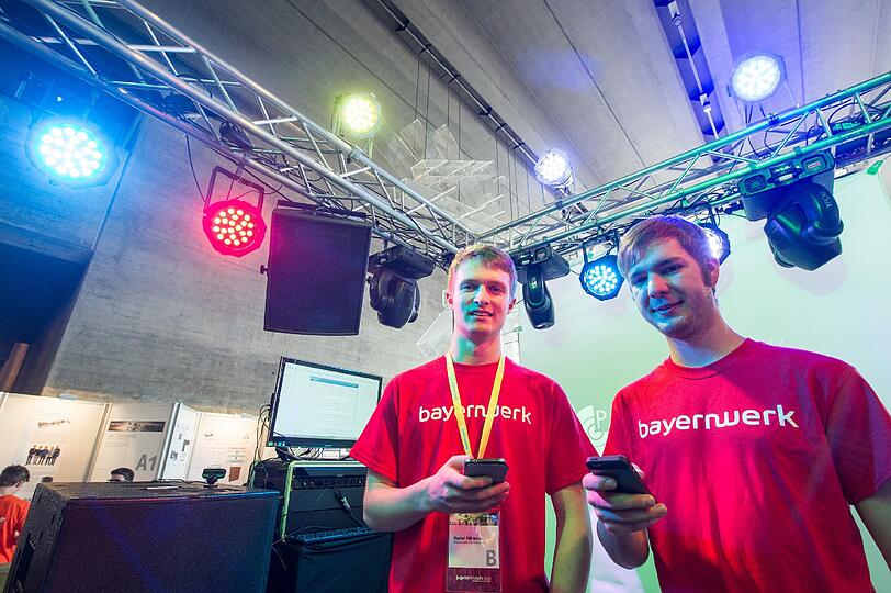 Die Sieger im Fachgebiet Arbeitswelt: Daniel Pöllmann (l, 18 Jahre) und Marcel Galli (19 Jahre) vom Carl-Friedrich-Gauß-Gymnasium Schwandorf, präsentieren ein Programm zu Musiksteuerung mit Smartphones.