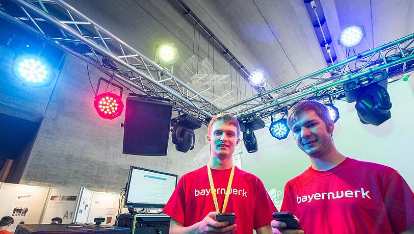 Die Sieger im Fachgebiet Arbeitswelt: Daniel Pöllmann (l, 18 Jahre) und Marcel Galli (19 Jahre) vom Carl-Friedrich-Gauß-Gymnasium Schwandorf, präsentieren ein Programm zu Musiksteuerung mit Smartphones.
