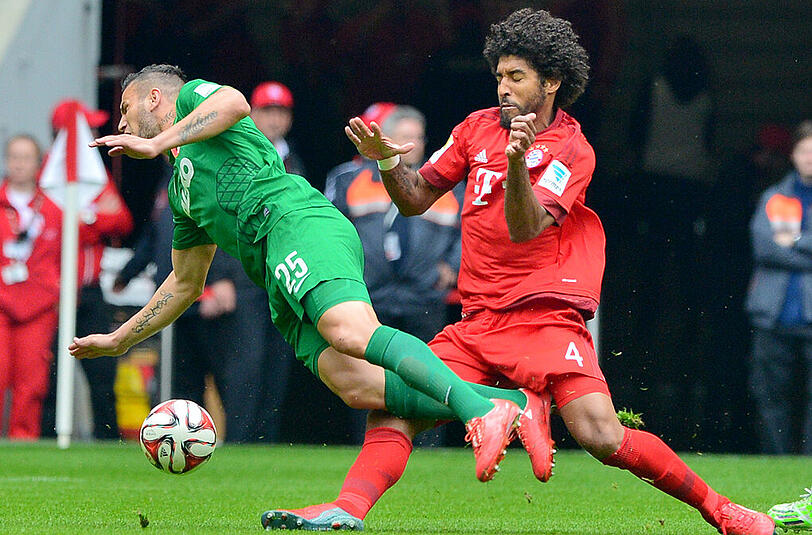 Dante: Note 5. Sah nach 12 Minuten Gelb für sein zweites Foul, diesmal ein taktisches. Kam mit den schnellen Augsburgern nicht zurecht. Bekam vor dem 0:1 von Bobadilla den Ball durch die Beine gespielt. Fiel sehr stark gegenüber seinem Nebenmann Boateng ab, man merkt dem Brasilianer die Verunsicherung an.