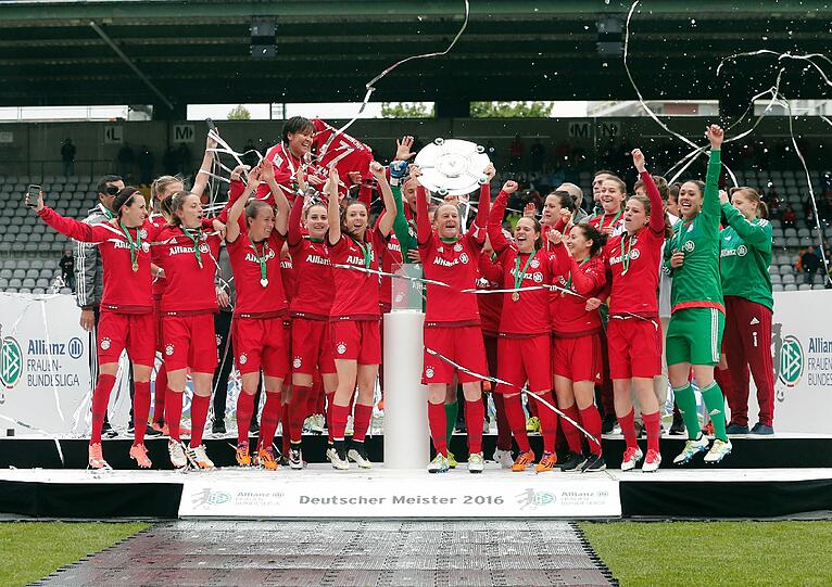 Ausgelassen feierten die Frauen des FC Bayern ihre Titelverteidigung im Grünwalder Stadion. Die Bilder!