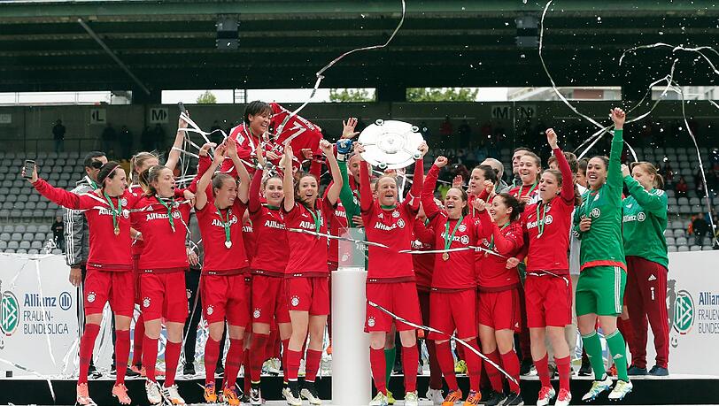 Ausgelassen feierten die Frauen des FC Bayern ihre Titelverteidigung im Grünwalder Stadion. Die Bilder! Ausgelassen feierten die Frauen des FC Bayern ihre Titelverteidigung im Grünwalder Stadion. Die Bilder!