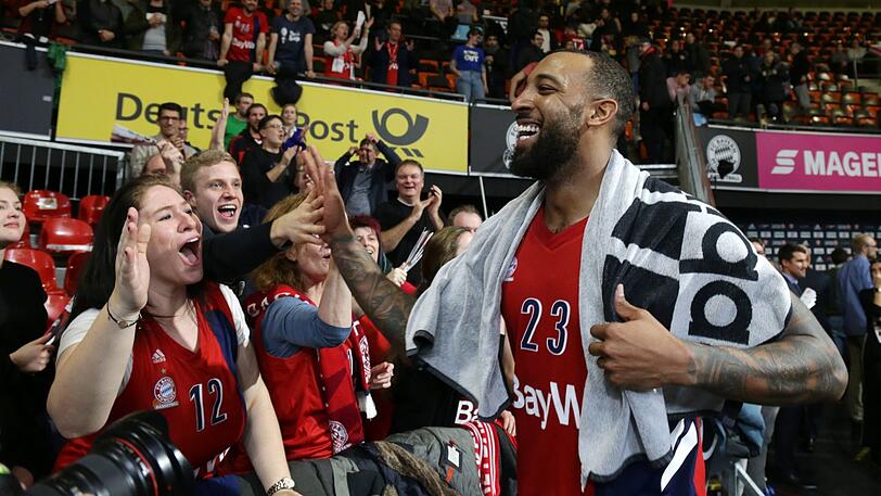 Derrick Williams lässt sich nach dem Sieg gegen Fenerbahce feiern.