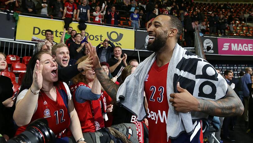 Derrick Williams lässt sich nach dem Sieg gegen Fenerbahce feiern. Derrick Williams lässt sich nach dem Sieg gegen Fenerbahce feiern.