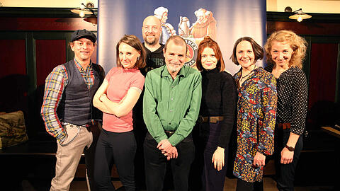 Die Salvator-Schauspieler von links: Florian Fischer, Antonia von Romatowski, Stephan Zinner, Christian Buse, Sina Reiss, Nikola Norgauer und Natalie Hünig.