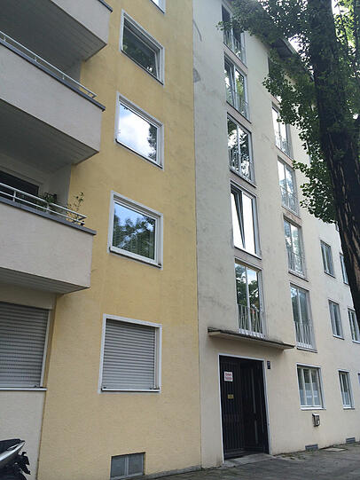 Mord in der Au in München: In der Dollmannstraße 13 ist ein 91-jährige Frau umgebracht worden. Der Pflegedienst fand die Leiche der Frau in der Wohnung vor. Die Bilder.