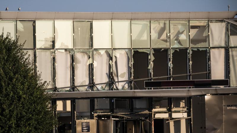 Glasreste zerbrochener Fensterscheiben, die durch eine Explosion am Eingang der dänischen Steuerbehörde zerstört wurden, hängen noch in den Fensterrahmen. Glasreste zerbrochener Fensterscheiben, die durch eine Explosion am Eingang der dänischen Steuerbehörde zerstört wurden, hängen noch in den Fensterrahmen.