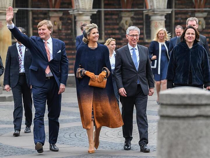 Das niederländisches Königspaar Willem-Alexander (l-r) und Máxima mit dem Bremer Bürgermeister Carsten Sieling (SPD) in der Hansestadt.