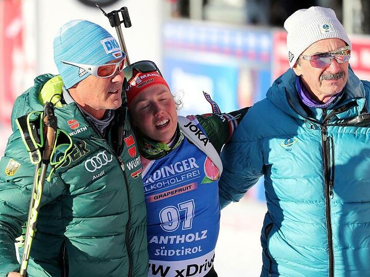 Entkräftet: Laura Dahlmeier (M) nach dem Sprint-Rennen in Antholz.