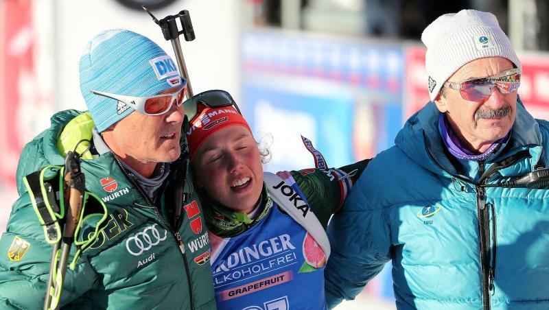 Entkräftet: Laura Dahlmeier (M) nach dem Sprint-Rennen in Antholz. Entkräftet: Laura Dahlmeier (M) nach dem Sprint-Rennen in Antholz.