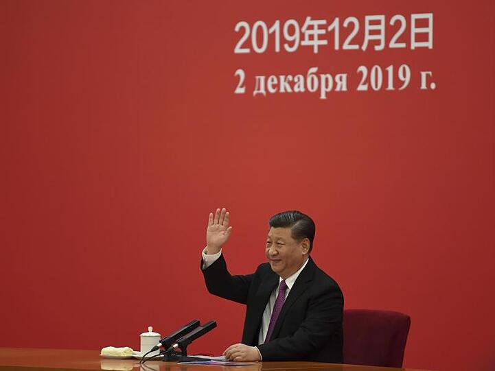 Chinas Prasident Xi Jingping spricht mit seinem russischem Amtskollegen Putin per Videobrücke aus der Großen Halle des Volkes.