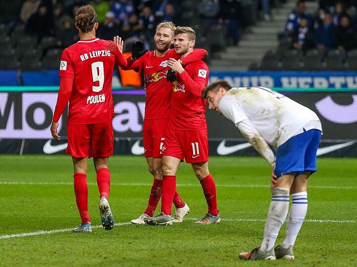Timo Werner (r) jubelt mit Yussuf Poulsen (l) und Konrad Laimer über den Treffer zum 4:1 gegen Hertha BSC.