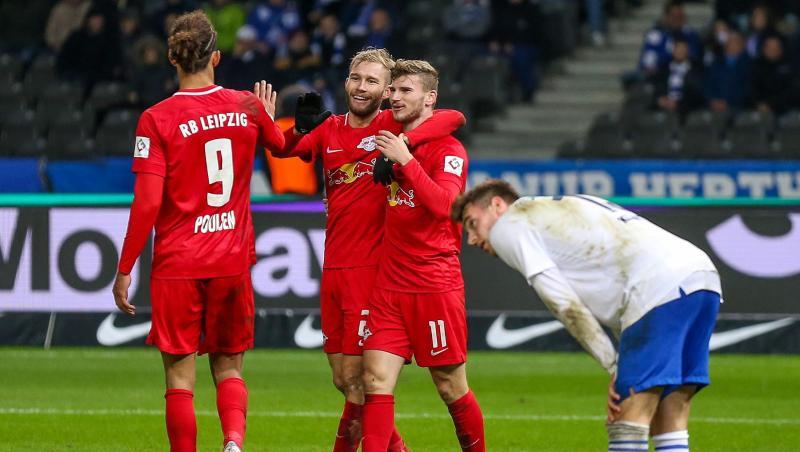 Timo Werner (r) jubelt mit Yussuf Poulsen (l) und Konrad Laimer über den Treffer zum 4:1 gegen Hertha BSC. Timo Werner (r) jubelt mit Yussuf Poulsen (l) und Konrad Laimer über den Treffer zum 4:1 gegen Hertha BSC.