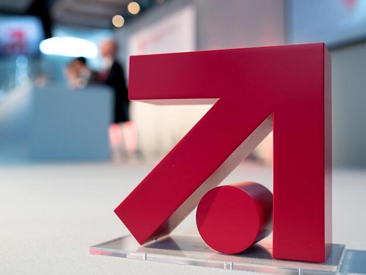 Das Logo der ProSiebenSat.1 Media AG ist in der Konzernzentrale in Unterföhring vor einem Podium zu sehen.