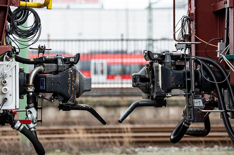 Bei Rosenheim ist ein Bahnwaggon mit Gefahrengut entgleist. (Symbolbild)