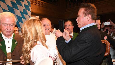 Arnold Schwarzenegger (r.) und Alfons Schuhbeck (M.) bei der Weißwurstparty vor sechs Jahren.
