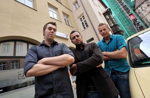 Sie wollen die Barkultur in der Stadt retten: (v. links) Matthias Kindermann, Julian Kaufmann und Martin Möller vor der Bar 77.