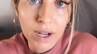 Cathy Hummels wendet sich mit dringender Bitte aus dem Flugzeug Cathy Hummels wendet sich mit dringender Bitte aus dem Flugzeug