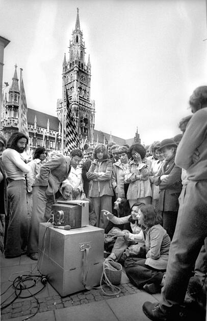 7. Juli 1974: Das Finale läuft - und die Münchner sind in einer frühen Form von Public Viewing auf dem Marienplatz live dabei.