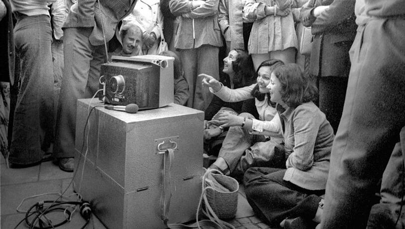 7. Juli 1974: Das Finale läuft - und die Münchner sind in einer frühen Form von Public Viewing auf dem Marienplatz live dabei.
