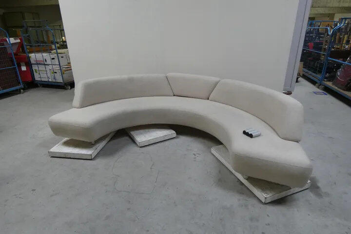 Ein Sofa aus der &bdquo;Abendschau&ldquo;. Laut Auktionator besteht jedoch Reinigungsbedarf.