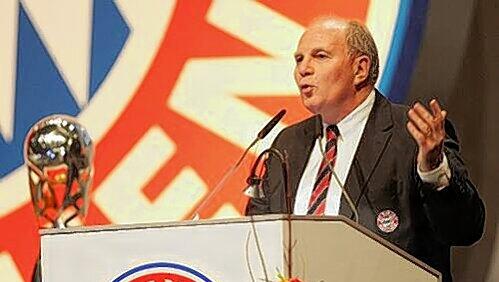 Bayern-Präsident Uli Hoeneß, hier bei der Mitgliederversammlung des Klubs, wird in Hamburg für sein Lebenswerk geehrt. Bayern-Präsident Uli Hoeneß, hier bei der Mitgliederversammlung des Klubs, wird in Hamburg für sein Lebenswerk geehrt.